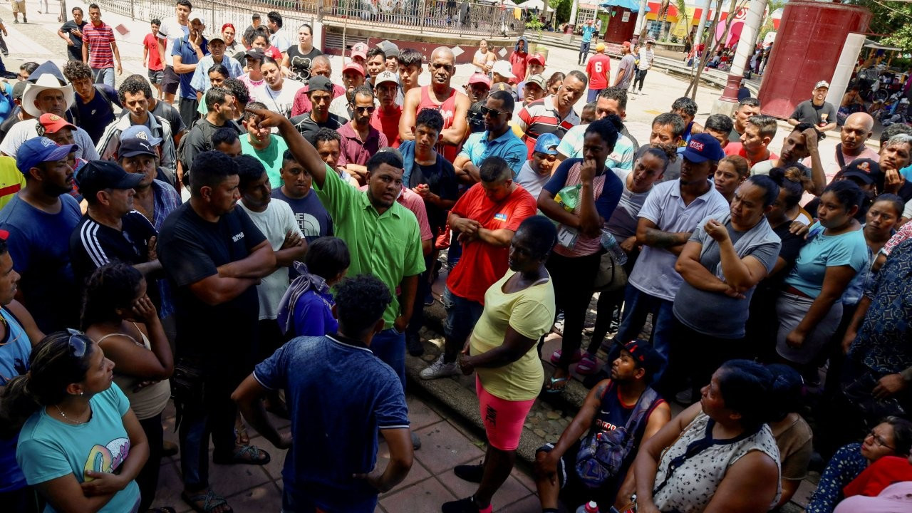 Yüzlerce göçmen ABD’ye gitmek üzere Meksika’dan yaya olarak yola çıktı