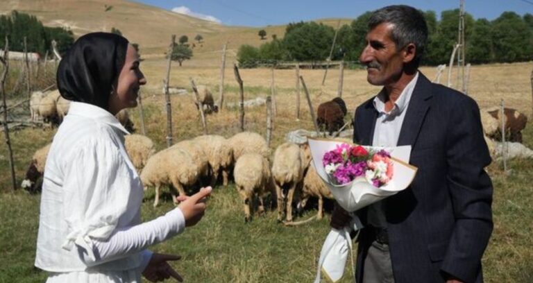 babasinin-cicekle-bekledigi-kiz-bakin-kac-puan-aldi-6lg8JpEK.jpg