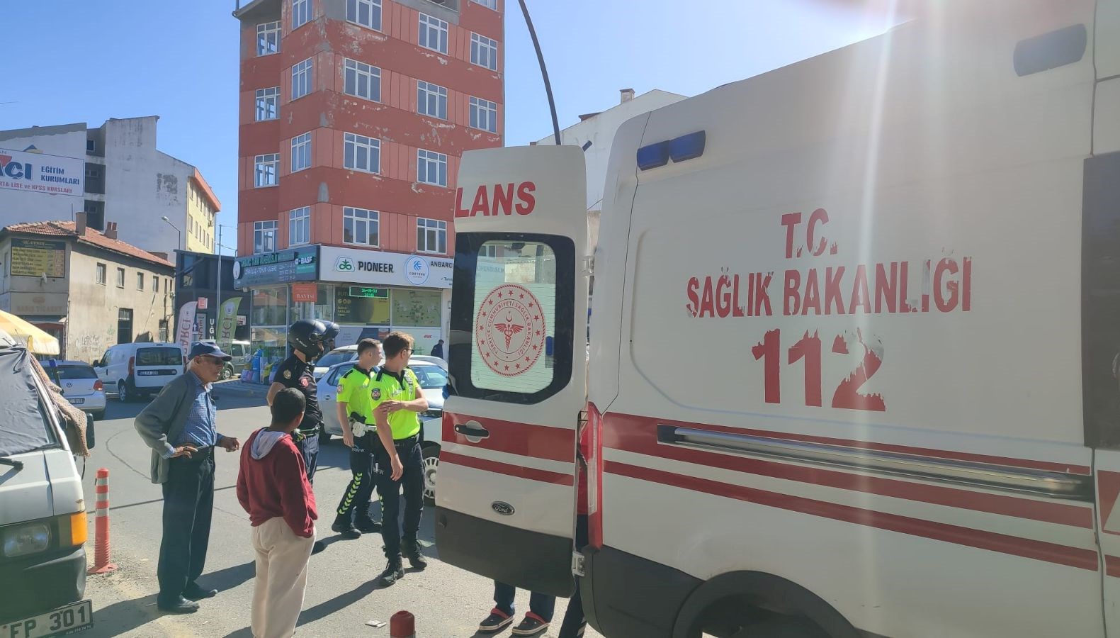 minibuse tekme atmak isterken belini kirdi ZsTKKlkj