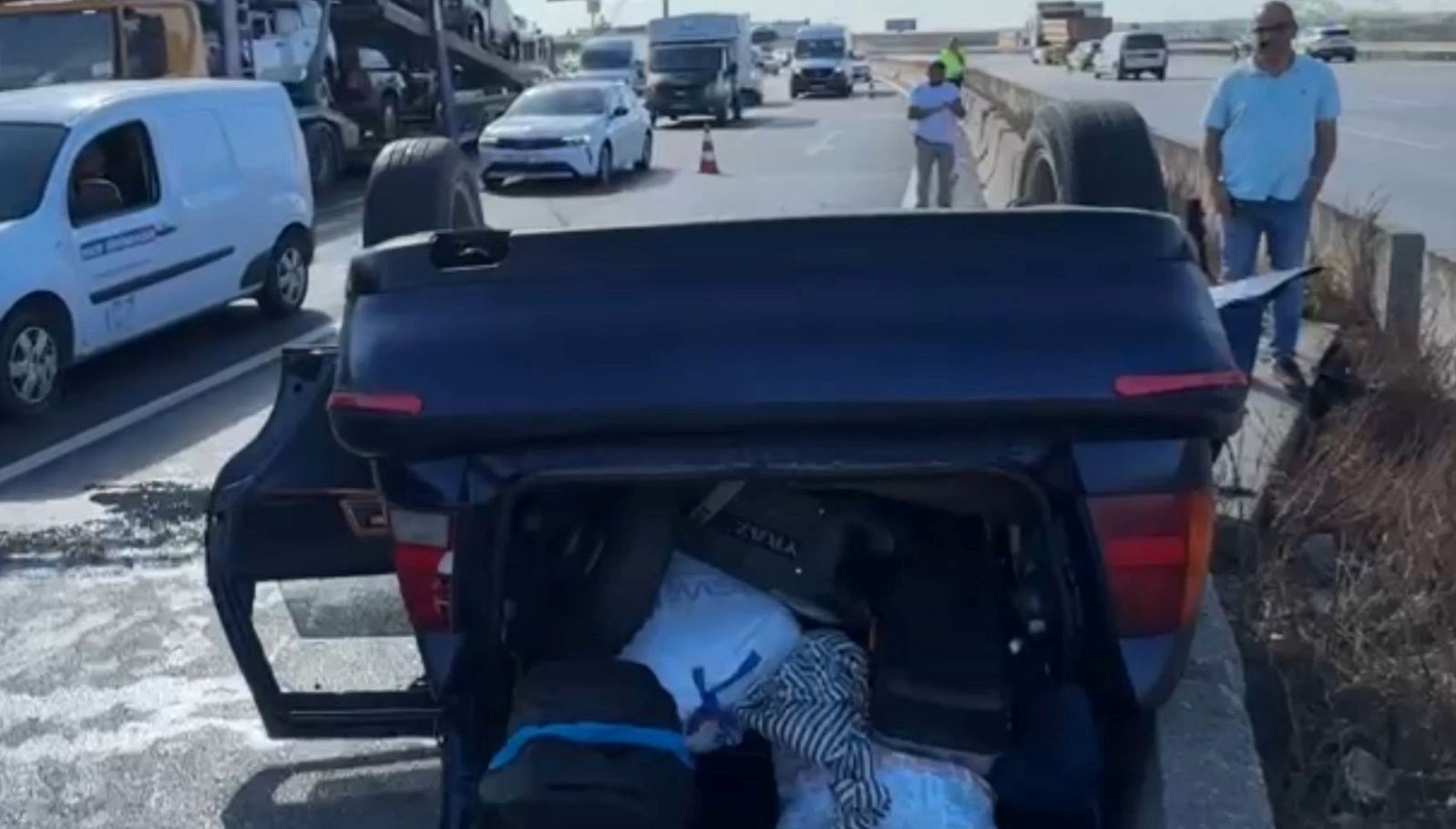 oto cekiciyle carpisan otomobil devrildi 3 kisi yaralandi 3Da8lQlw