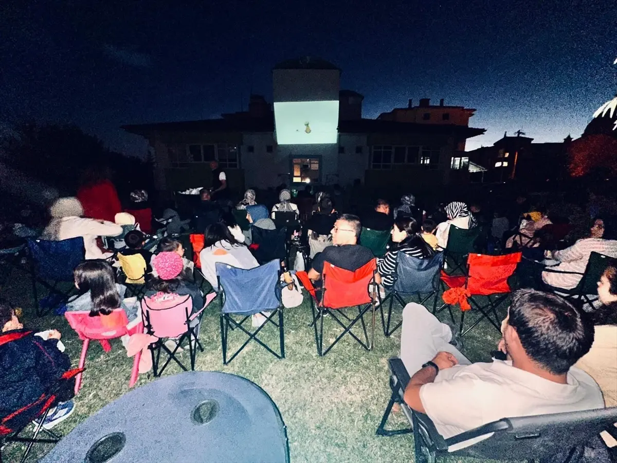 sandiklida acik hava sinema etkinligi duzenlendi utTPfDnO