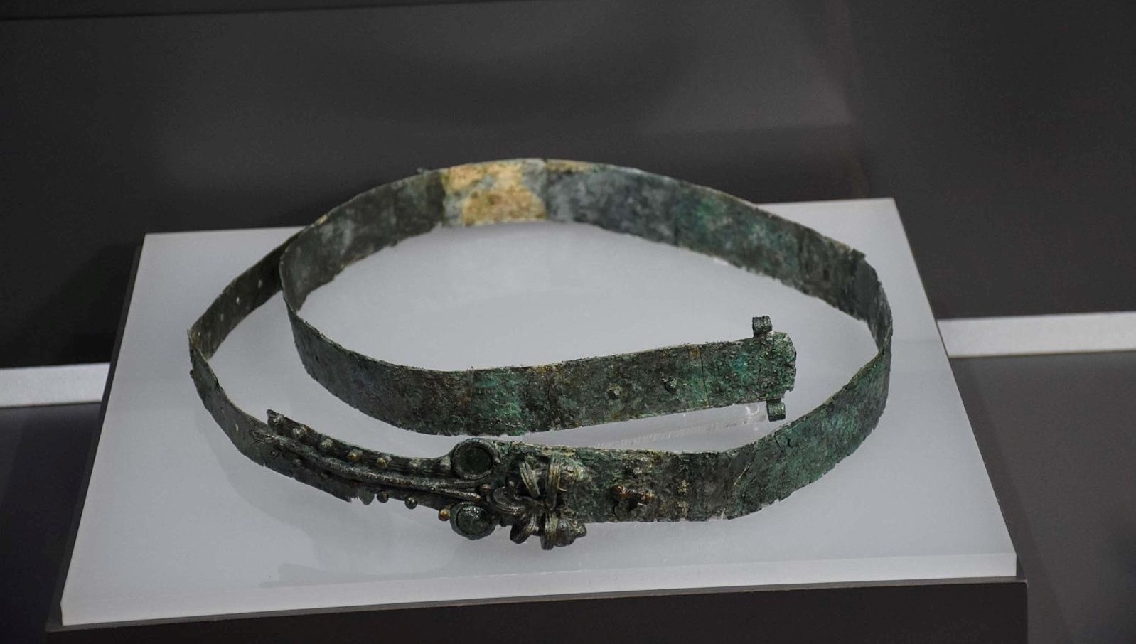 uzerinde aslan ve yilan kabartmasi var 2 bin 600 yillik kemer izmirde sergileniyor nWzPI8X6