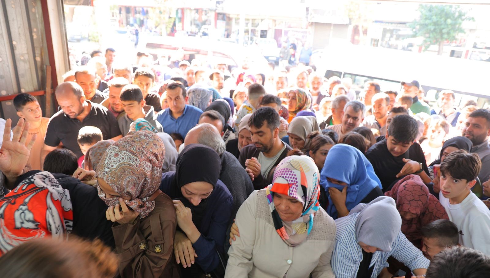 giyim magazasinda indirim izdihama neden oldu xHzMZysF