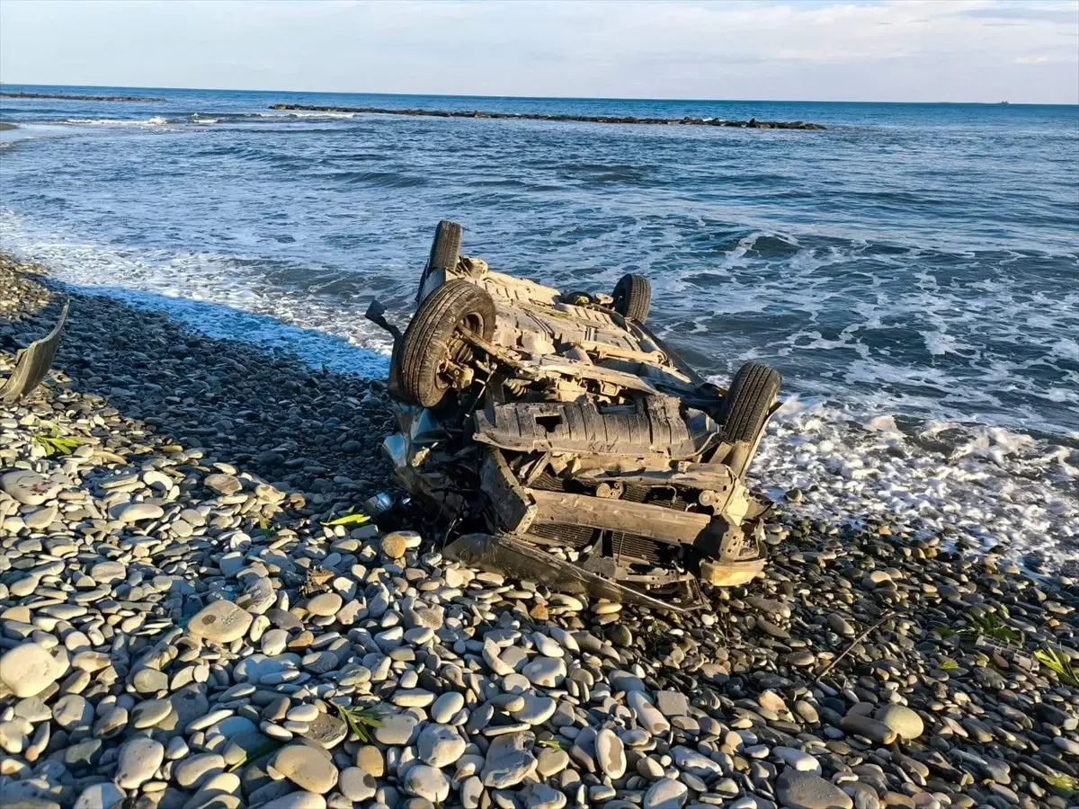 samsunda otomobilin deniz kenarina devrilmesi surucu yaralandi DLu3217t