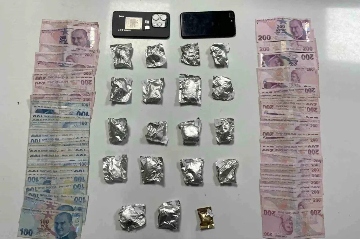 sislide polis uygulamasinda uyusturucu ve para ele gecirildi zKh25w9D.jpg