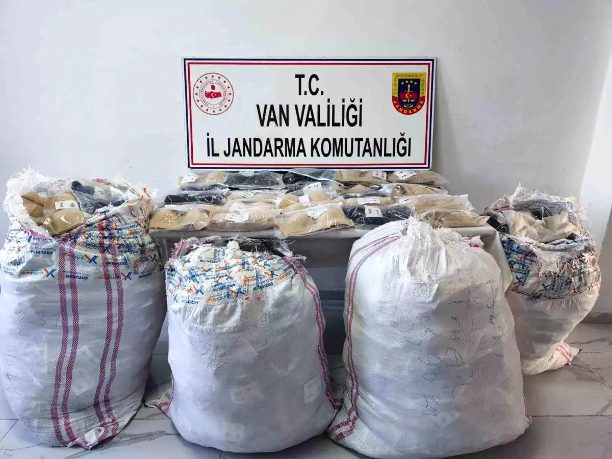 vanda jandarma kacakcilik operasyonu 1 milyon tllik esya ele gecirildi fIDvIHeW