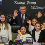 Özgür Özel, 23 Nisan’da Koltuğunu Depremzede Elisa’ya Devretti