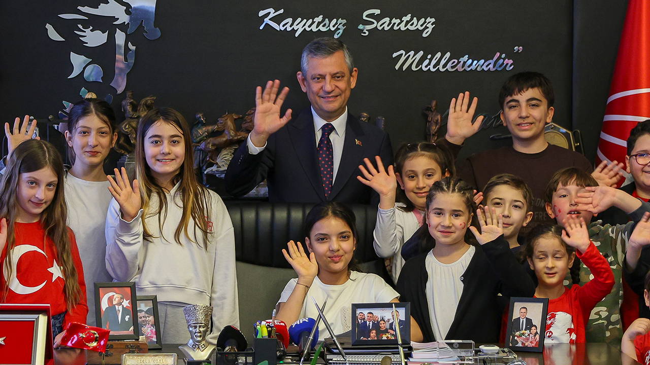 Özgür Özel, 23 Nisan’da Koltuğunu Depremzede Elisa’ya Devretti