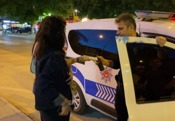 bankamatikte-unutulan-parayi-gorup-polise-teslim-etti-j3Yk36Pd