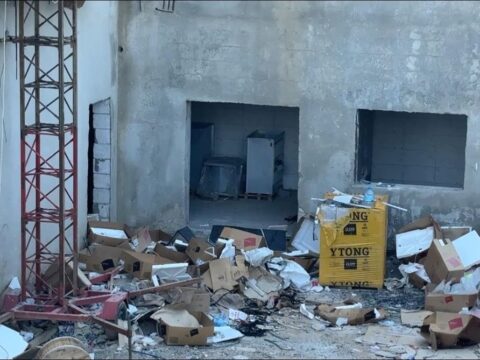 Çalıştığı inşaatta iskeleden düşen işçi ağır yaralandı; olay kamerada